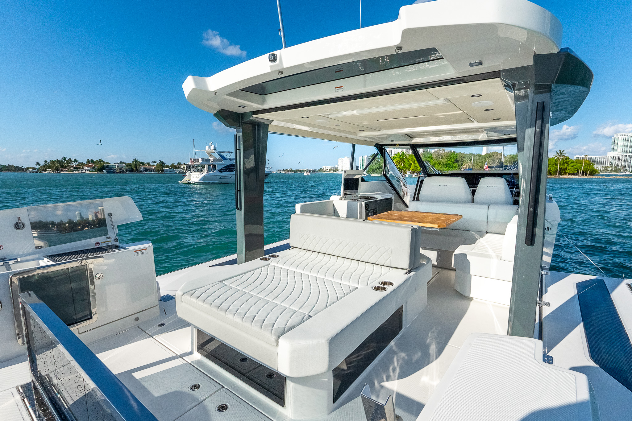 Yacht Photo 9